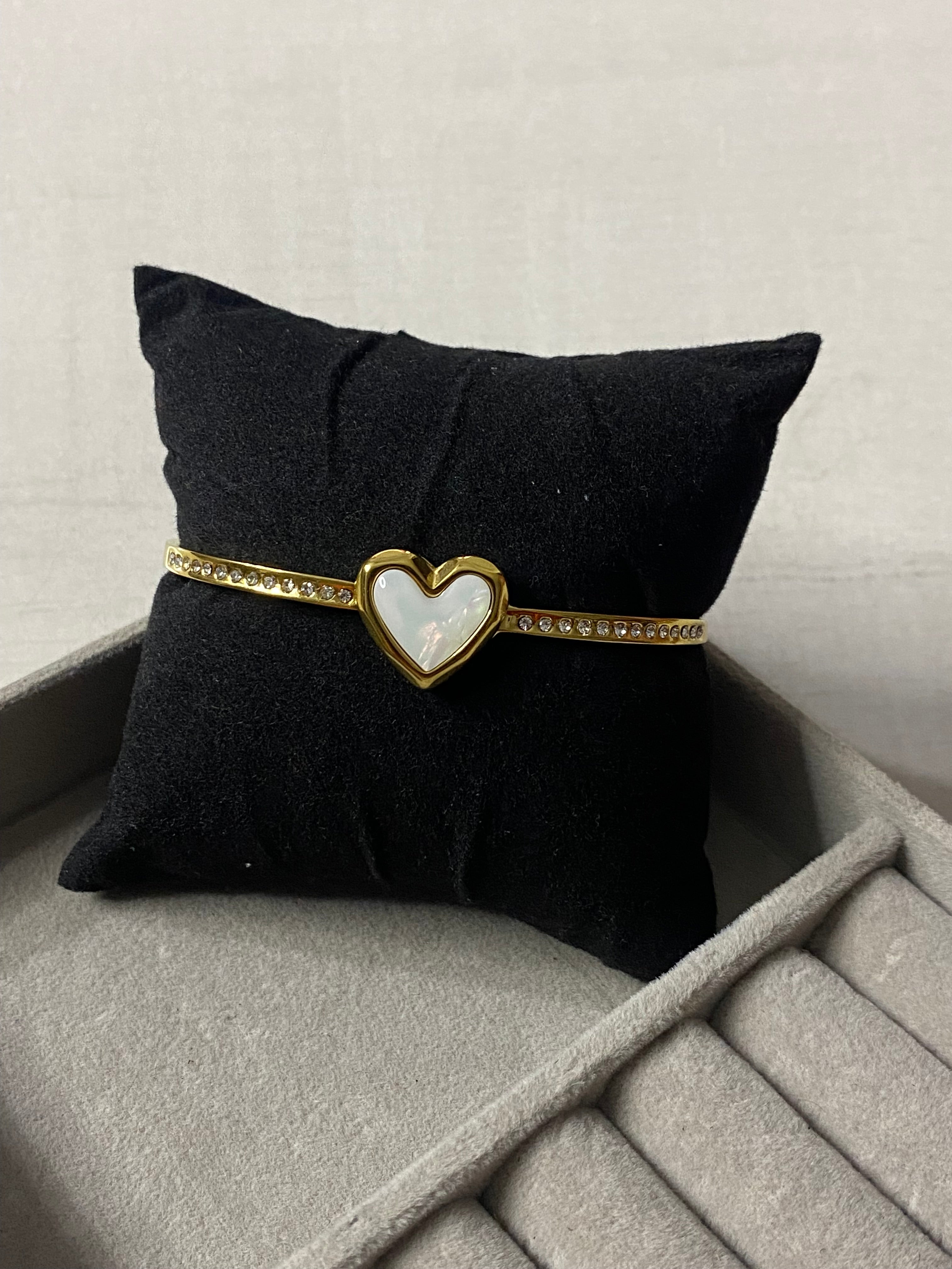 JewelsStar Anti-Tarnish Heart Bracelet β Elegant, Long-Lasting & Skin-Friendly